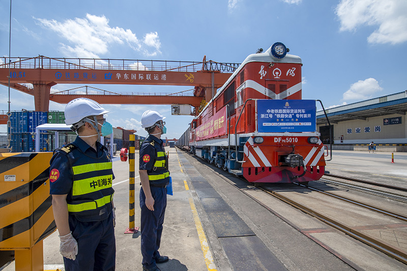 2022年6月29日，浙江金華，中老鐵路國際貨運列車浙江號“鐵路快通”首趟專列經(jīng)海關(guān)監(jiān)管后，從浙江省鐵路金華南站鳴笛啟程，經(jīng)磨憨口岸駛向老撾萬象。