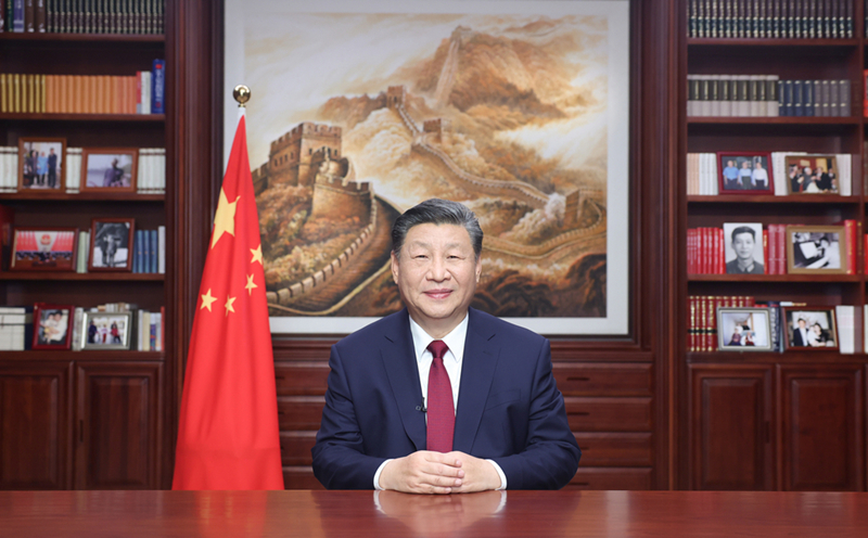 新年前夕，習(xí)近平通過中央廣播電視總臺(tái)和互聯(lián)網(wǎng)，發(fā)表二〇二四年新年賀詞。