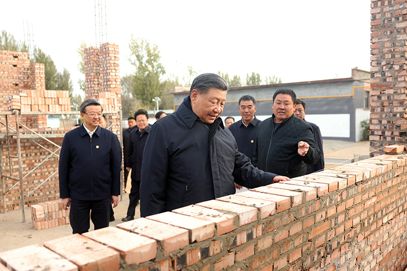 2023年11月10日，習(xí)近平總書記在河北保定涿州市刁窩鎮(zhèn)萬全莊村房屋重建施工現(xiàn)場考察。