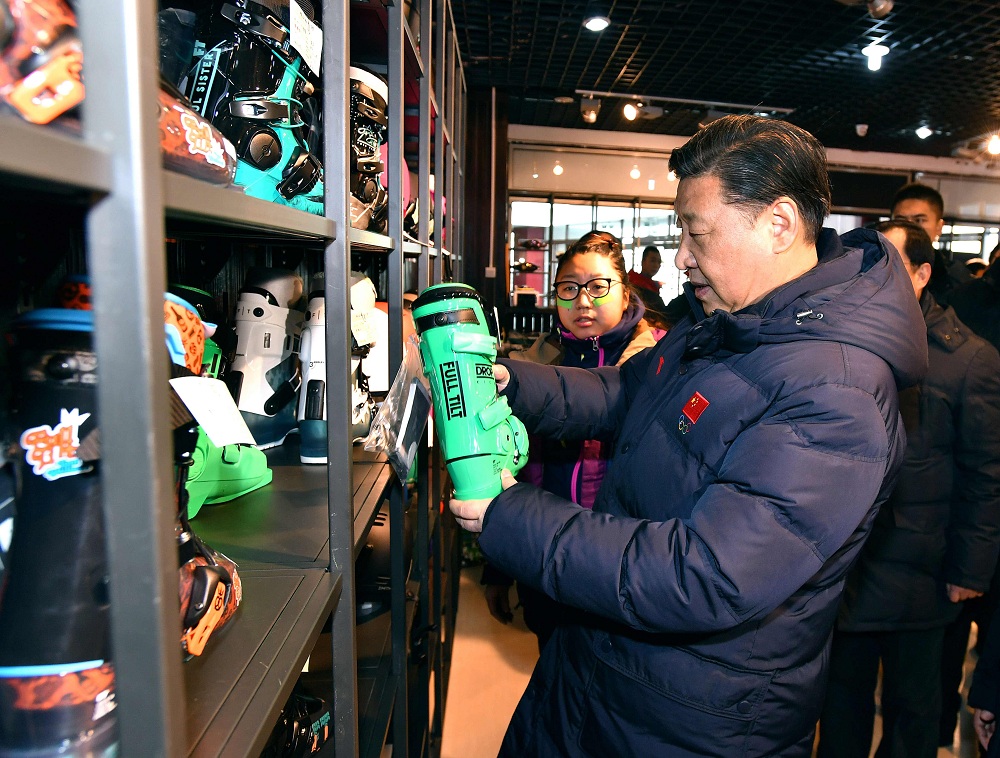 2017年1月23日，習(xí)近平總書記在河北省張家口市云頂滑雪場雪具大廳了解各式雪具的不同功用。