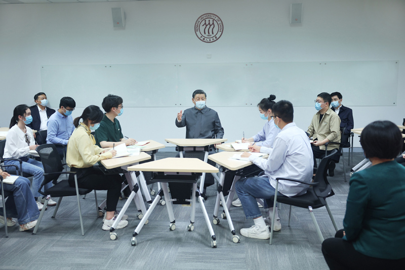 2022年4月25日，習(xí)近平總書(shū)記來(lái)到中國(guó)人民大學(xué)考察調(diào)研。這是總書(shū)記在立德樓觀摩思政課智慧教室現(xiàn)場(chǎng)教學(xué)并參與討論。