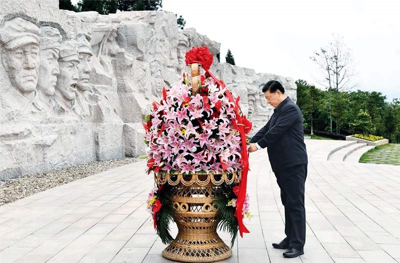 2021年4月25日至27日，中共中央總書(shū)記、國(guó)家主席、中央軍委主席習(xí)近平在廣西考察。這是25日上午，習(xí)近平在位于桂林市全州縣的紅軍長(zhǎng)征湘江戰(zhàn)役紀(jì)念園，向湘江戰(zhàn)役紅軍烈士敬獻(xiàn)花籃。 新華社記者 謝環(huán)馳/攝