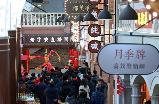 顧客在天津老字號集合店內(nèi)觀看演出。新華社記者 趙子碩 攝