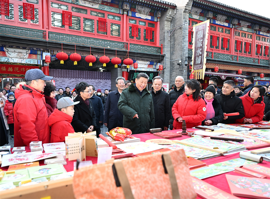 2024年2月1日下午，習近平在天津古文化街考察時，同店鋪員工和現(xiàn)場群眾互動交流。新華社記者 謝環(huán)馳 攝