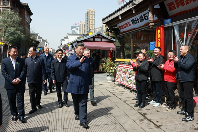 2024年3月19日上午，習近平在常德河街考察時，同店主和游客親切交流。新華社記者 王曄 攝