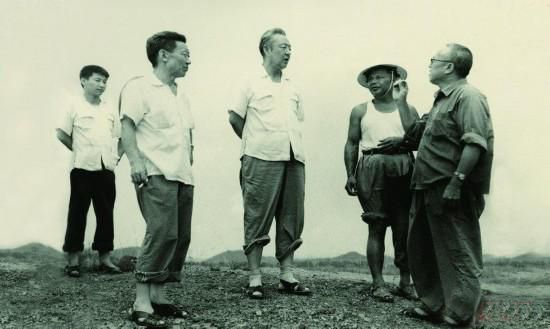 1978年8月，習(xí)仲勛（左三）在廣東惠陽農(nóng)村調(diào)研。在清華大學(xué)讀書的習(xí)近平（左一）利用暑假時間參加社會實踐，隨同父親一起下鄉(xiāng)。