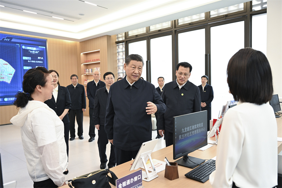 2024年4月22日至24日，中共中央總書(shū)記、國(guó)家主席、中央軍委主席習(xí)近平在重慶考察。這是22日下午，習(xí)近平在九龍坡區(qū)謝家灣街道民主村社區(qū)考察。新華社記者 謝環(huán)馳 攝