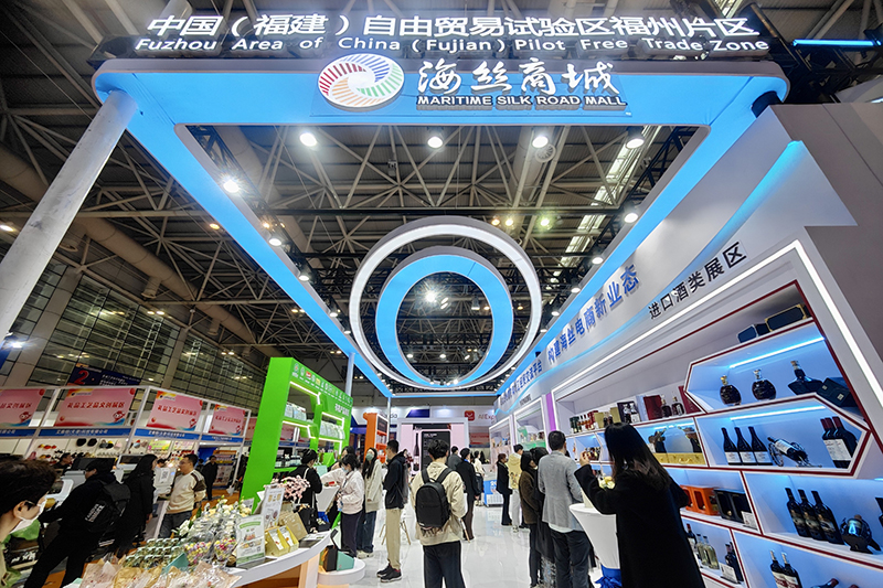2024年3月18日，第四屆中國(guó)跨境電商交易會(huì)在福建福州開幕。展會(huì)聚焦“鏈接跨境全流域 共建電商新生態(tài)”，集聚全國(guó)80余個(gè)外貿(mào)產(chǎn)業(yè)帶的上千家供應(yīng)鏈企業(yè)。