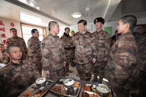 2014年1月26日中午，習(xí)近平來(lái)到連隊(duì)食堂，同戰(zhàn)士們一起用餐。新華社記者 李剛 攝