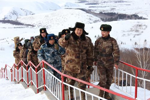  2014年1月26日上午，習(xí)近平來(lái)到內(nèi)蒙古邊防某團(tuán)三角山哨所，看望正在執(zhí)勤的戰(zhàn)士。新華社記者 李剛 攝
