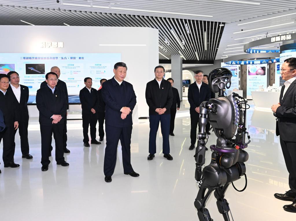 2023年11月28日下午，習近平在浦東新區(qū)張江科學城參觀上?？萍紕?chuàng)新成果展。新華社記者 謝環(huán)馳 攝